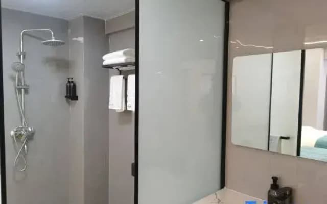 Yalan Hotel (Zhaotong Jin Hai Building Materials City)