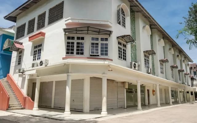 Collection O near Harbour Bay Mall formerly Kansa Hotel