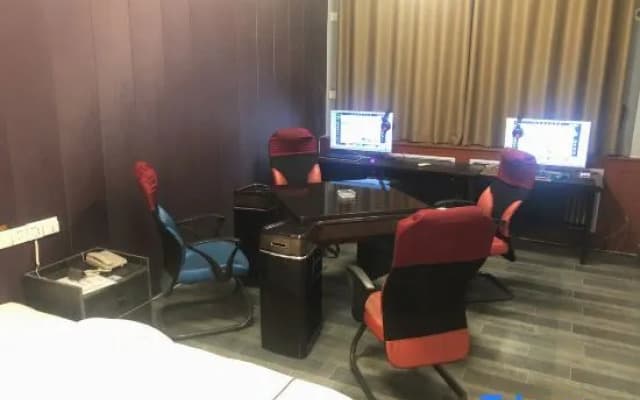 Linqu Reni e-Sports Hotel (Huangshan Road Branch)