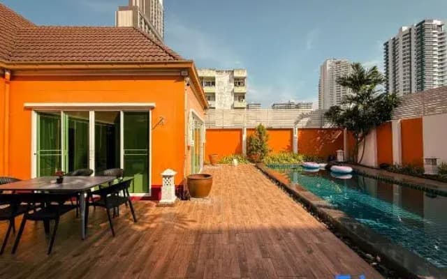 Magnitude 6 Bedroom Villa In Pratumnak