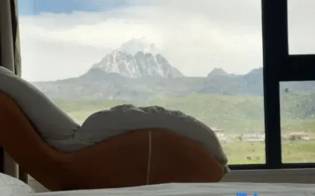 Xueyu Qishe · Scenic View Villa Hotel (Kangding Tagong Grassland Branch)