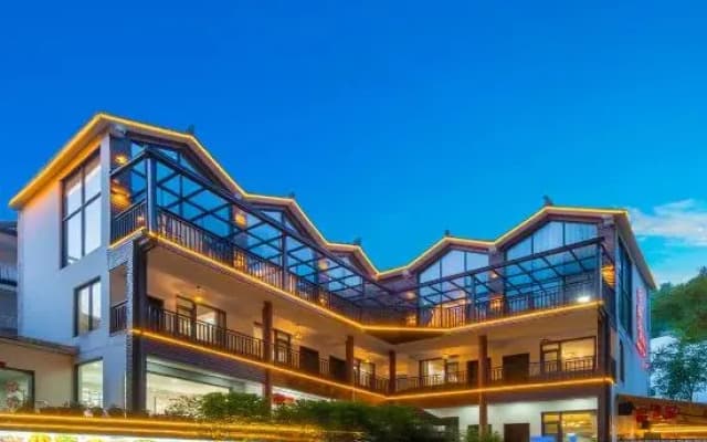 Moxi Riverbank  · Vacation Boutique Inn