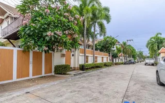 Thai Home 3B  11 Near Hollywood