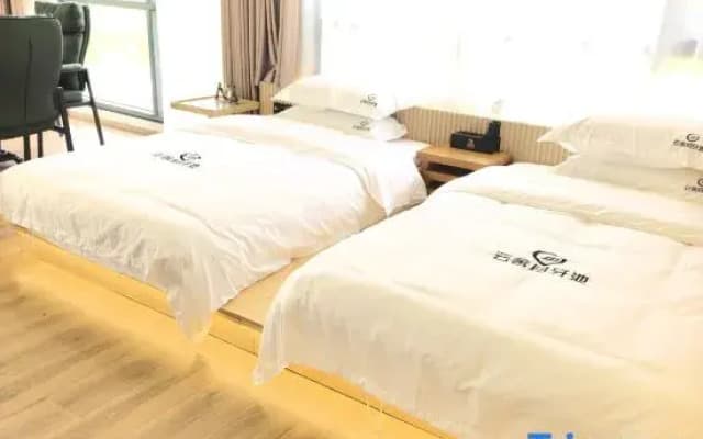 Mount Fanjing Yun She Crescent Pool Homestay