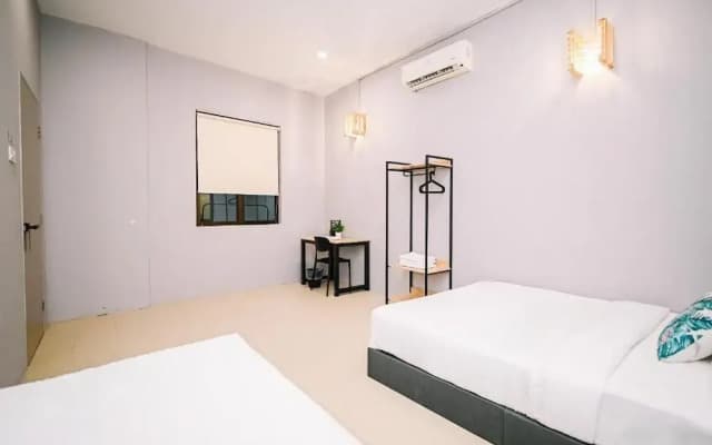 Swing & Pillows at 87 Chulia St