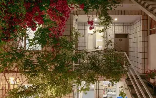 Half-circle coffee hostel