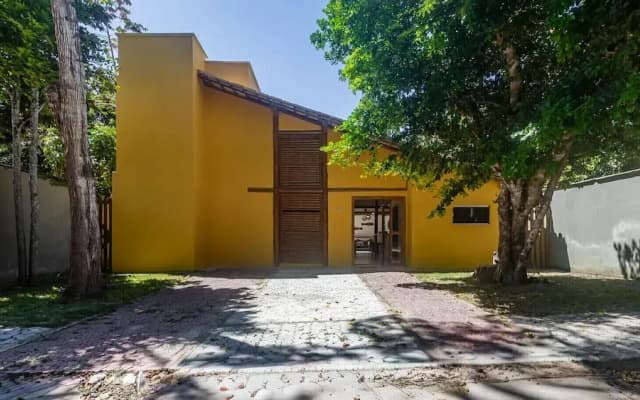 Casa Pet-friendly em Cond com Piscina e 5 Su tes
