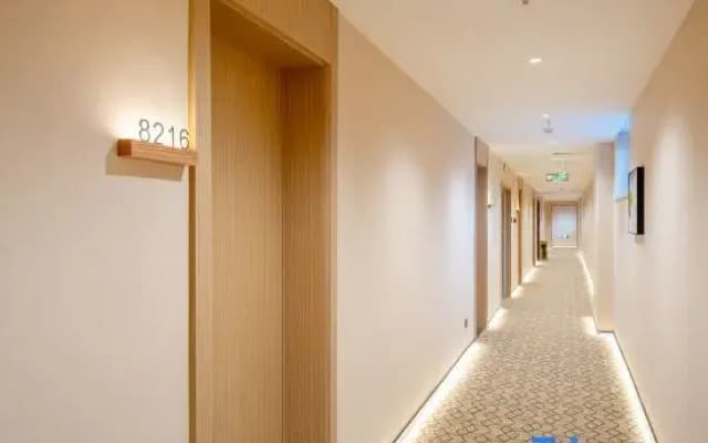Ruiste Hotel (Shijiazhuang East Station Tianshanhai World Store)