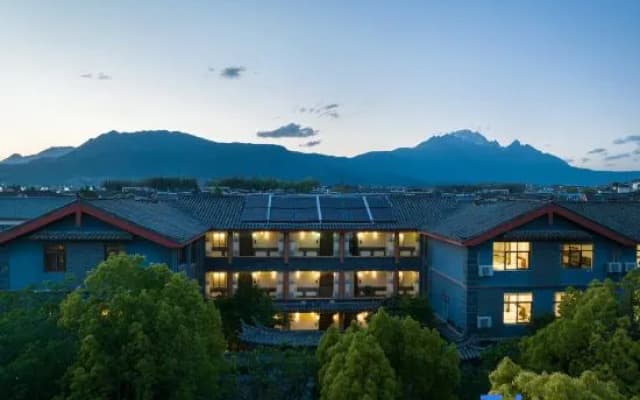 Zuixi  Mountain ViewTea and Coffee Courtyard Villa with Sunlight on the Snow Mountains