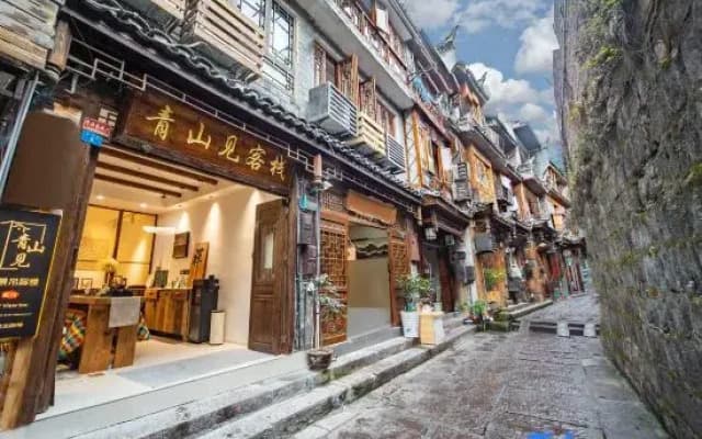 Qingshanjian Riverside Stilt House Inn (Phoenix Ancient Town - Hongqiao North Gate Pier Branch