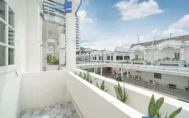 Beach House | Sleeps 10 | Patong Beach +Bar