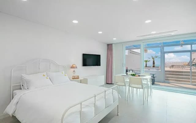 Uni’s Ocean Pool Villa