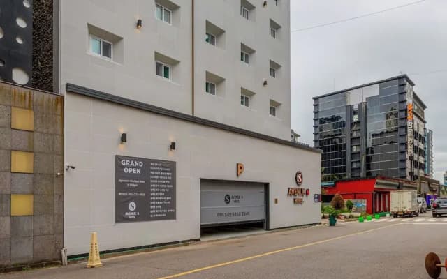 Avenue S Hotel