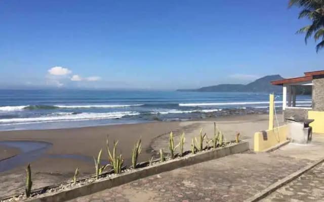 Wisma Mila Tepi Pantai Karang Hawu