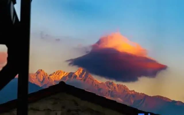 Yujian · MeetheMountain · Snow Mountain Panoramic Suite Homestay (Hailuogou Tourist Center)