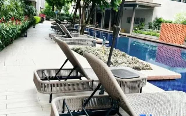 Studio Near Central Festival +Street Parking