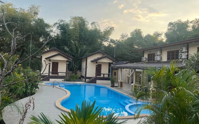 SUNRAY Guesthouse สุนันท์บ้านพักริมคลอง