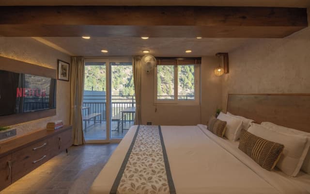 Alaya Stays Lakefront Escape 2BHK Suite