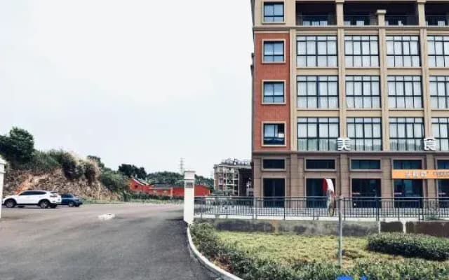 One-stop Hotel on the side of Zhoushan Mountain