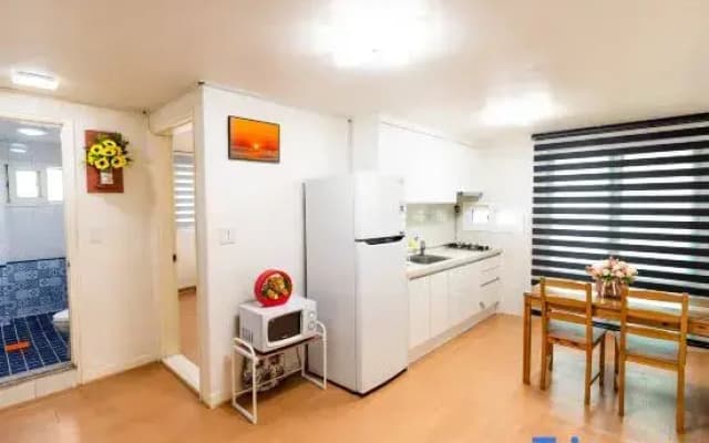 Seoul Yapee guesthouse /Hongik University Sta. .Big House.party room.Two Rooms.