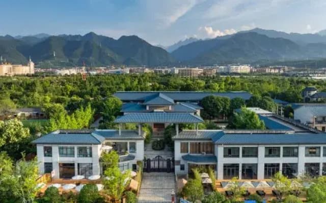Huatai Hechen Mountain Lodge (Taibai Mountain Tang Town)