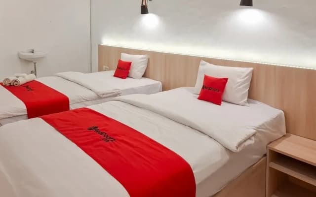 RedDoorz at Grand Mirza Near Pasar Grosir Batik Setono Pekalongan