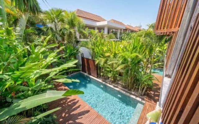 Desa Kota 3 - Designer 3BR Villa Next to Beach w Rooftop & Pool