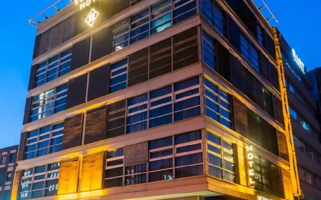 Vernazza Suites Hotel