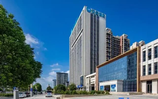 HanTing Hotel (Xinyang Luoshan Stadium)