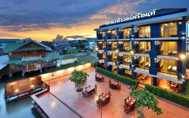 Amphawa Riverfront Hotel