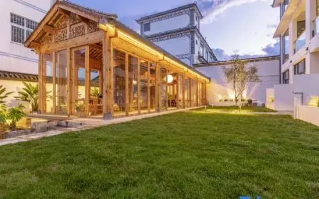 Huaqin · Bali Retreat Wild Luxury Courtyard | 1‑Min Walk to Erhai Lake (Cai Village)