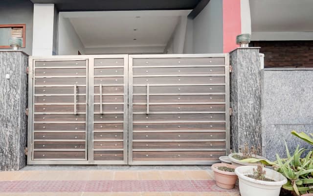Townhouse Noida Sector 16 Metro Station