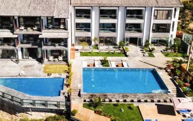 Tranquil Haven: Blossoms and Full Moon with Mountain and Sea Views Guesthouse (Dali Shuanglang)