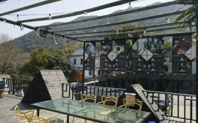 Jiulong Lake Youjianshan B&B