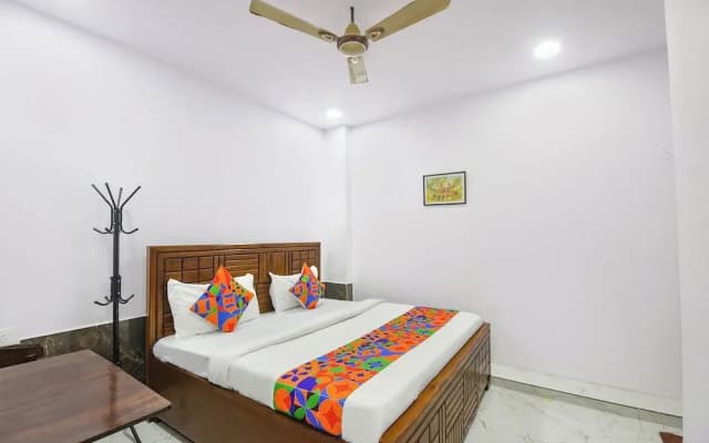 FabHotel Cosy Rooms - Near Embassies, DU South Campus
