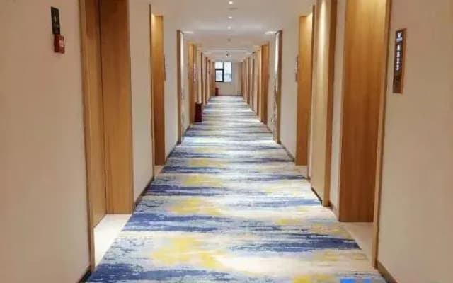 Vienna International Hotel (Guigang Guest World Plaza Gangnan Center)