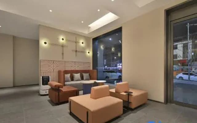 Jinjiang Hotel (Xinxiang Yanjin West Street Triangle Park)