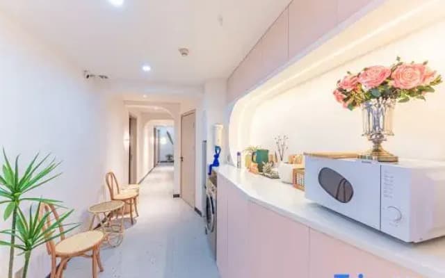 Sanxun river view beauty hotel (liberation monument Hongya cave store)