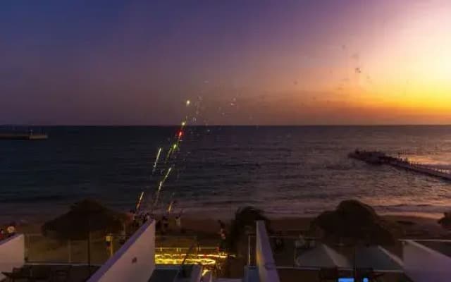YI HAI Seaview Hotel