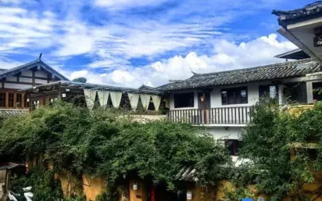 Shaxi Ancient Town Free Hand Star Picking Homestay