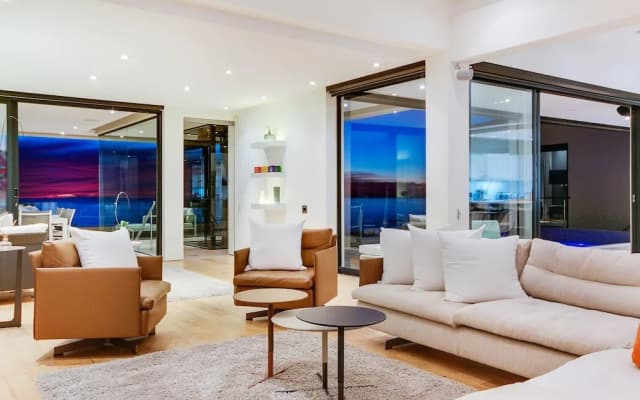 Spectacular Holiday Villa w Private Pool Gym Prima Views