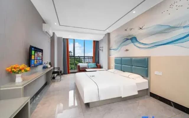 Qujia Hotel (Liaobu Xiangshi Park)