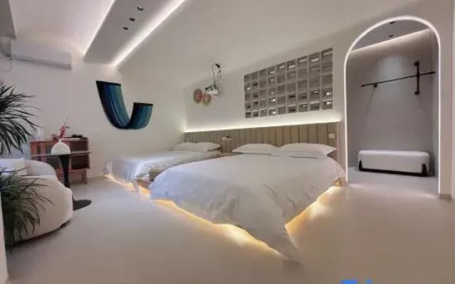Mountain Courtyard-Style Hotel