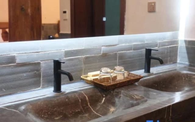 Xiheyuan Homestay (Jianshui Ancient City Small Train Store)