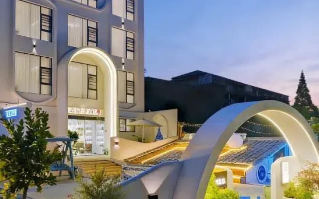 Ceramics-Themed Family Hotel (Taoxichuan) - Terraced Courtyard & Designer Gardens