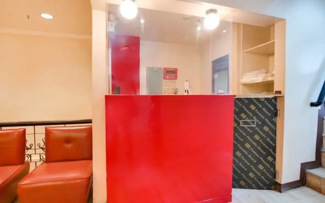 OYO 912 Fb Suites
