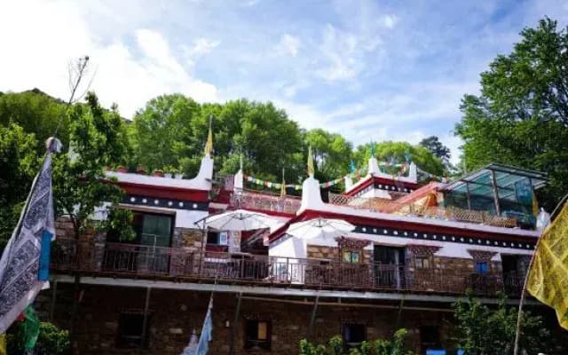 FlowerFields Bar&Cafe&Guesthouse
