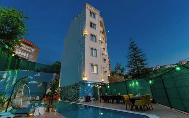 Li̇fe Pool Sui̇te Hotel