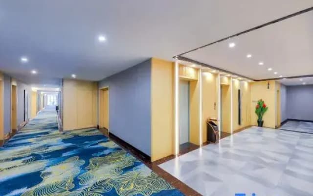 Mayflower Hotel (Binjiang Ecological Park Ji'an Railway Station)