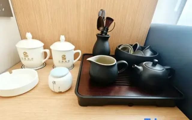 Zhenxiong Beihai Hotel (Fourth Middle School | Chishuiyuan Square)